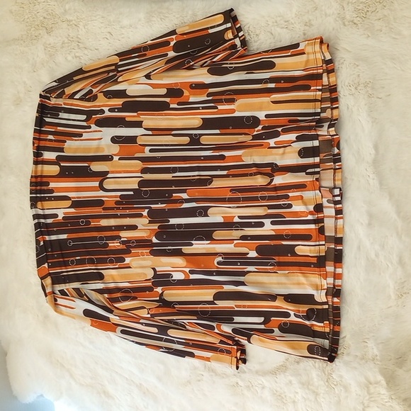 Dress Barn '70s geometric print of Brown, peach, orange and white knit top. - Picture 4 of 4